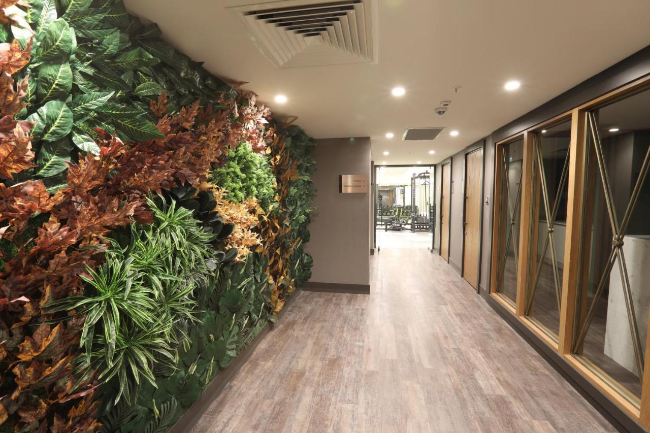 Limak Skopje Luxury Hotel Εξωτερικό φωτογραφία Living wall in a hotel