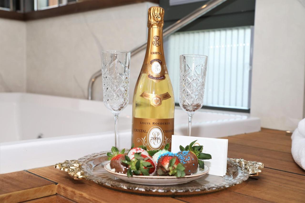 Limak Skopje Luxury Hotel Εξωτερικό φωτογραφία A bottle of Dom Pérignon