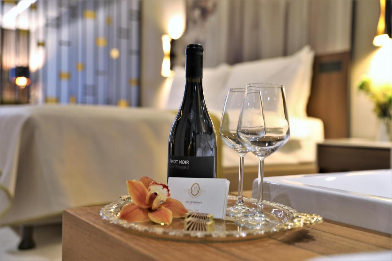 Limak Skopje Luxury Hotel Εξωτερικό φωτογραφία A bottle of wine and a glass