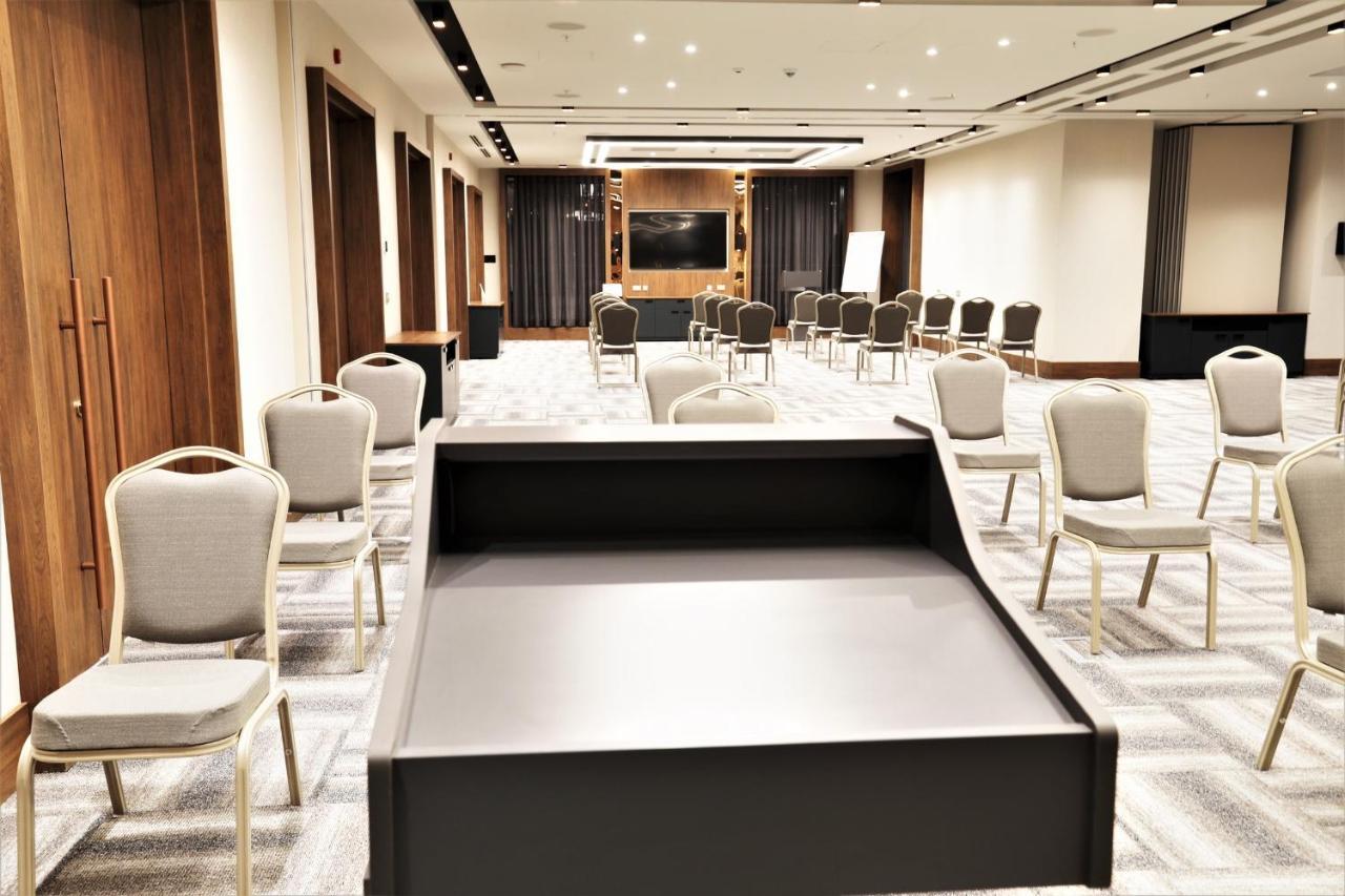 Limak Skopje Luxury Hotel Εξωτερικό φωτογραφία A stage in a meeting room