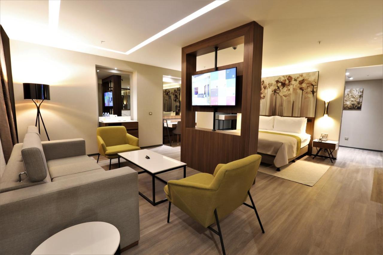 Limak Skopje Luxury Hotel Εξωτερικό φωτογραφία A suite at the hotel