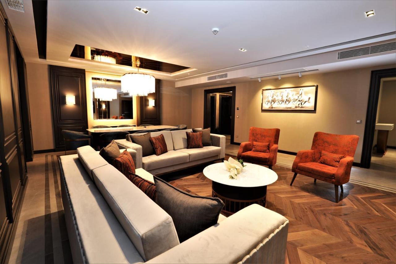 Limak Skopje Luxury Hotel Εξωτερικό φωτογραφία The interior of the club lounge at the airport