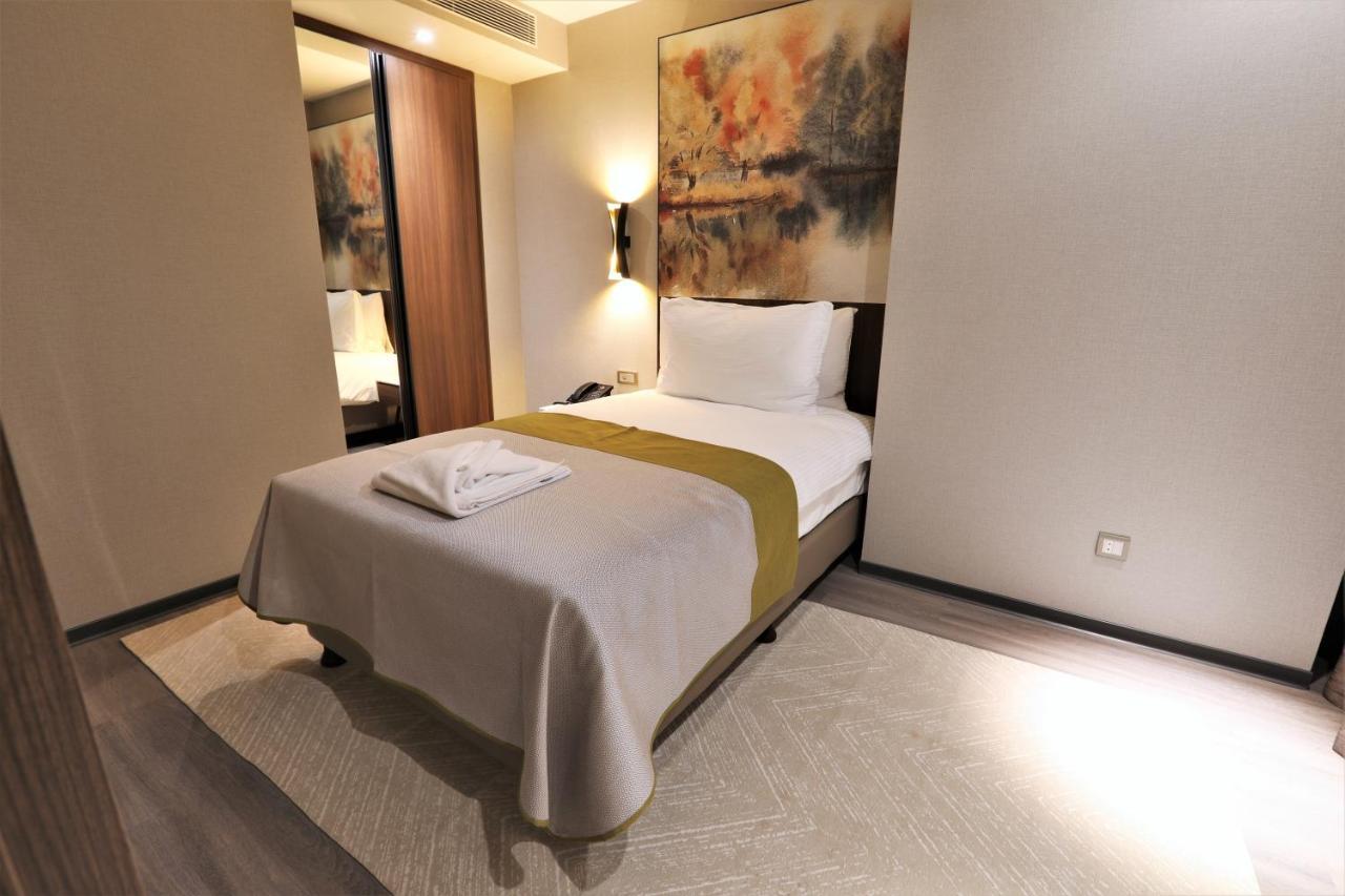 Limak Skopje Luxury Hotel Εξωτερικό φωτογραφία A bedroom in a hotel